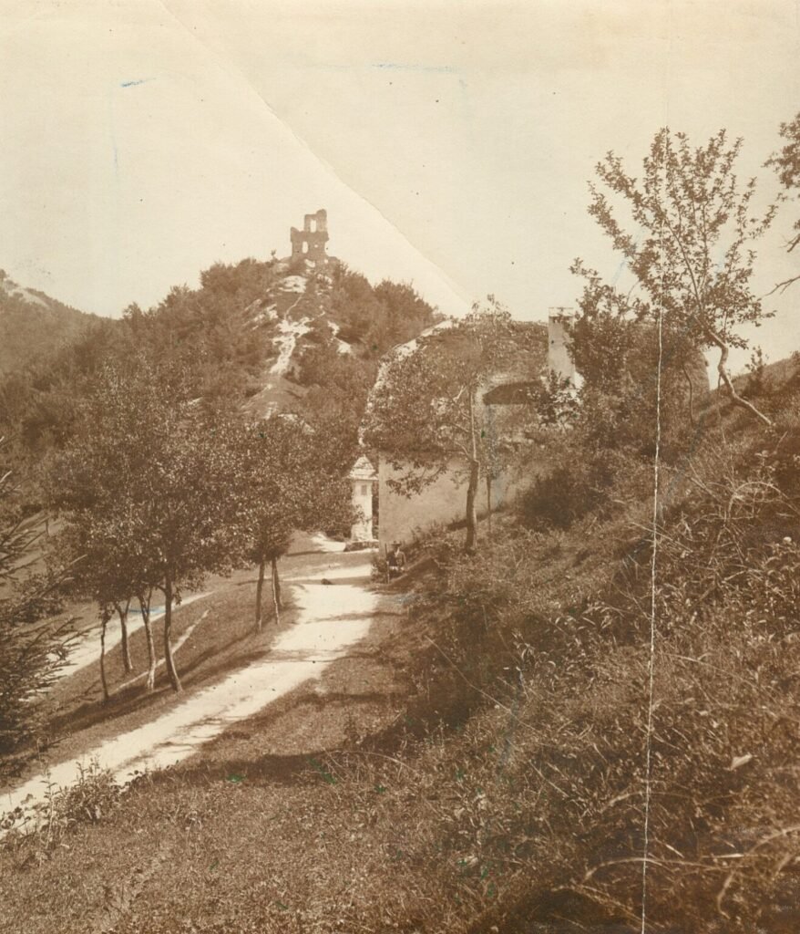 Fotografija ostataka žumberačkog grada s početka 20. stoljeća